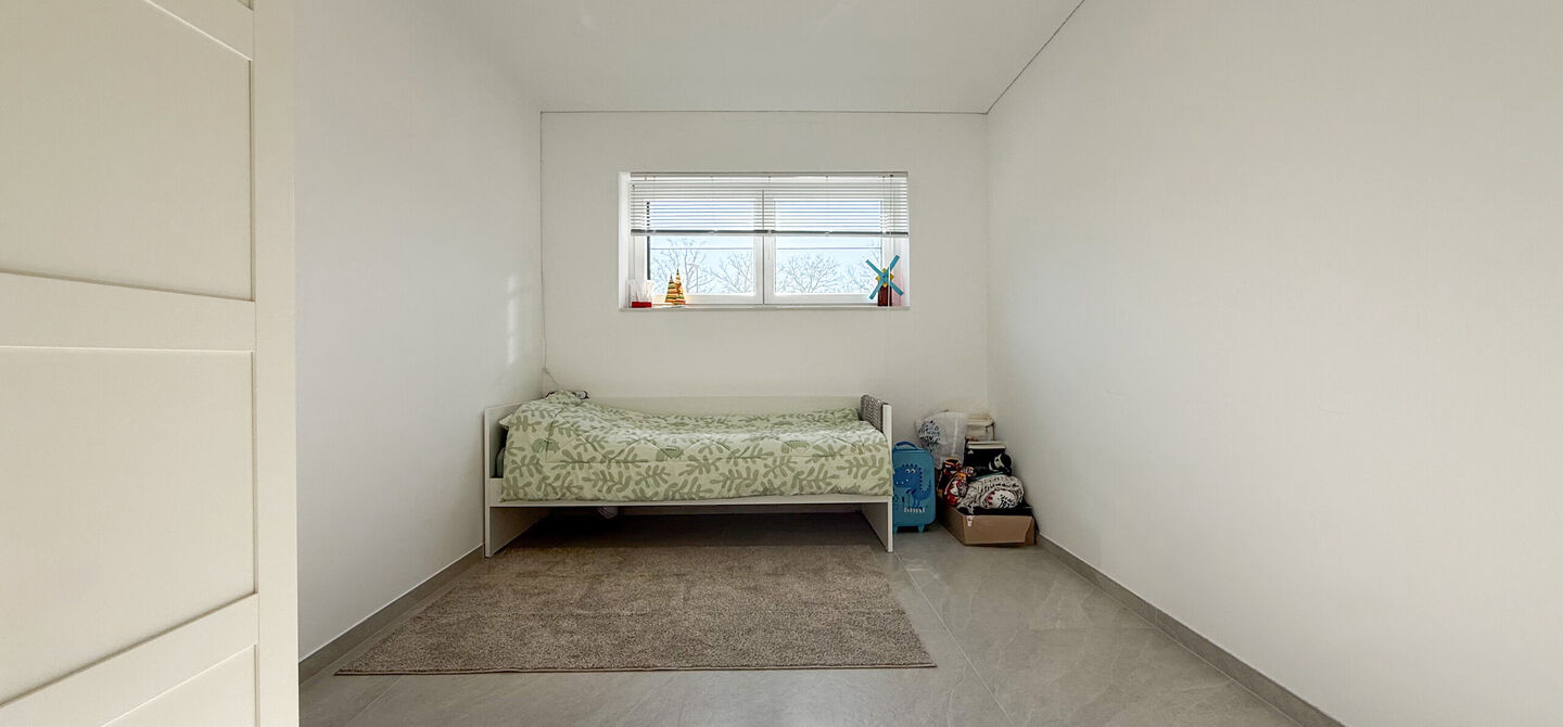 Een moderne nieuwbouwwoning waar ruimte, comfort en kwaliteit perfect samenkomen.
Deze prachtige, volledig afgewerkte halfopen bebouwing biedt u het ideale wooncomfort in een rustige omgeving, gecombineerd met een uitstekende ligging nabij het centrum. Da