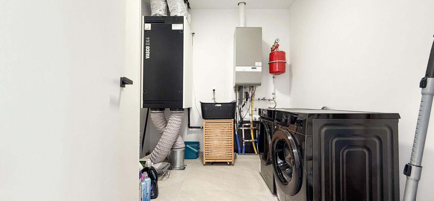 Een moderne nieuwbouwwoning waar ruimte, comfort en kwaliteit perfect samenkomen.
Deze prachtige, volledig afgewerkte halfopen bebouwing biedt u het ideale wooncomfort in een rustige omgeving, gecombineerd met een uitstekende ligging nabij het centrum. Da