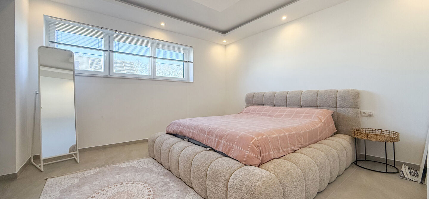 Een moderne nieuwbouwwoning waar ruimte, comfort en kwaliteit perfect samenkomen.
Deze prachtige, volledig afgewerkte halfopen bebouwing biedt u het ideale wooncomfort in een rustige omgeving, gecombineerd met een uitstekende ligging nabij het centrum. Da
