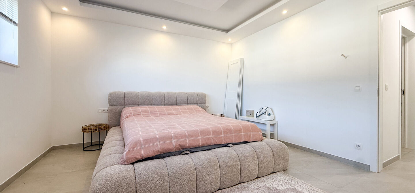 Een moderne nieuwbouwwoning waar ruimte, comfort en kwaliteit perfect samenkomen.
Deze prachtige, volledig afgewerkte halfopen bebouwing biedt u het ideale wooncomfort in een rustige omgeving, gecombineerd met een uitstekende ligging nabij het centrum. Da