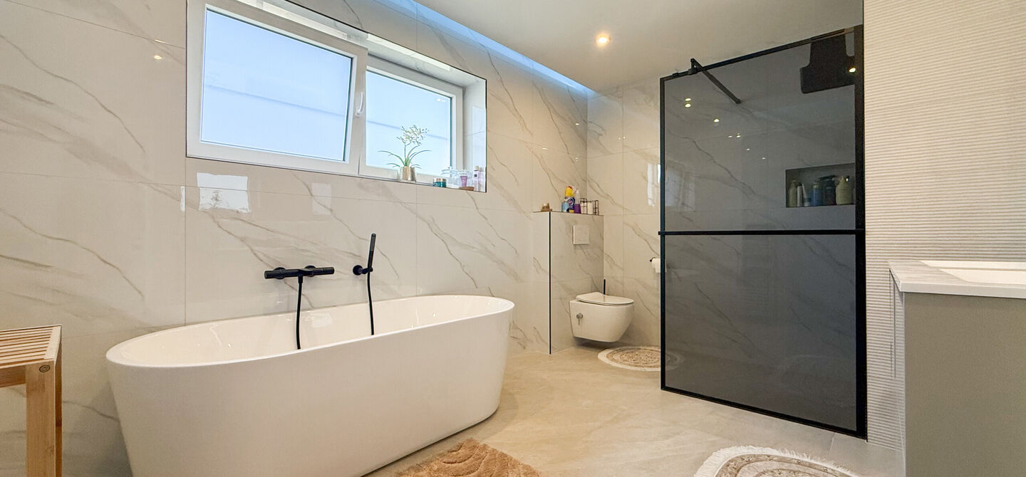 Een moderne nieuwbouwwoning waar ruimte, comfort en kwaliteit perfect samenkomen.
Deze prachtige, volledig afgewerkte halfopen bebouwing biedt u het ideale wooncomfort in een rustige omgeving, gecombineerd met een uitstekende ligging nabij het centrum. Da