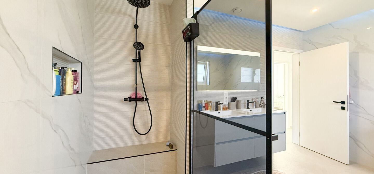 Een moderne nieuwbouwwoning waar ruimte, comfort en kwaliteit perfect samenkomen.
Deze prachtige, volledig afgewerkte halfopen bebouwing biedt u het ideale wooncomfort in een rustige omgeving, gecombineerd met een uitstekende ligging nabij het centrum. Da