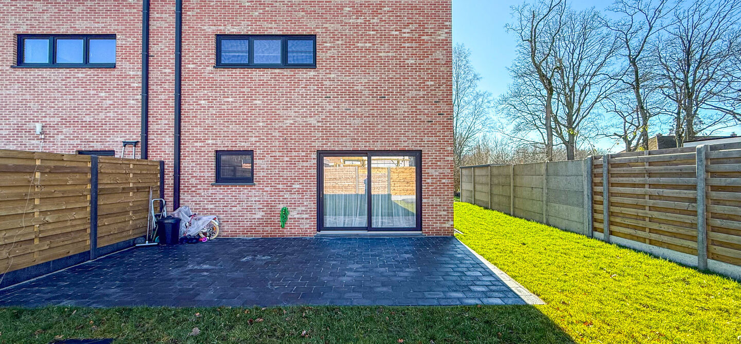 Een moderne nieuwbouwwoning waar ruimte, comfort en kwaliteit perfect samenkomen.
Deze prachtige, volledig afgewerkte halfopen bebouwing biedt u het ideale wooncomfort in een rustige omgeving, gecombineerd met een uitstekende ligging nabij het centrum. Da