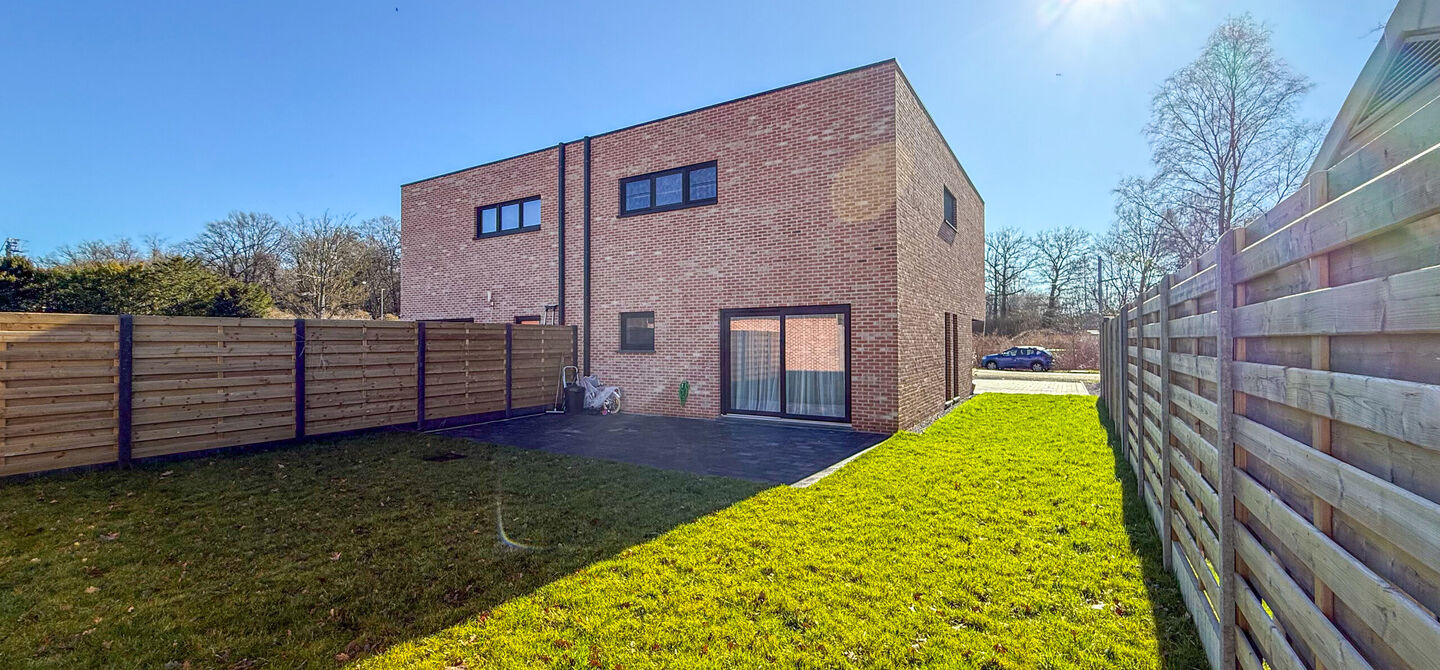 Een moderne nieuwbouwwoning waar ruimte, comfort en kwaliteit perfect samenkomen.
Deze prachtige, volledig afgewerkte halfopen bebouwing biedt u het ideale wooncomfort in een rustige omgeving, gecombineerd met een uitstekende ligging nabij het centrum. Da