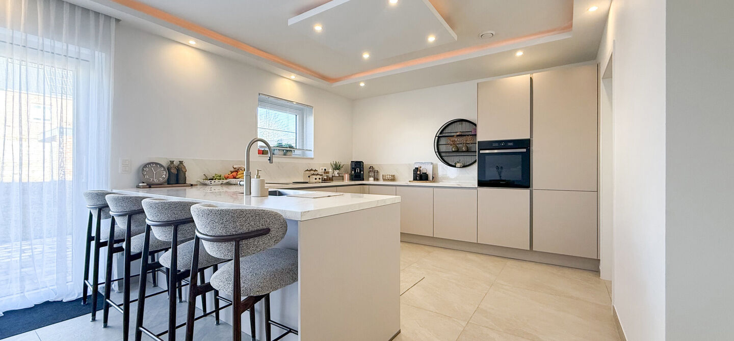 Een moderne nieuwbouwwoning waar ruimte, comfort en kwaliteit perfect samenkomen.
Deze prachtige, volledig afgewerkte halfopen bebouwing biedt u het ideale wooncomfort in een rustige omgeving, gecombineerd met een uitstekende ligging nabij het centrum. Da