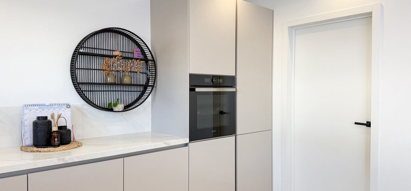 Een moderne nieuwbouwwoning waar ruimte, comfort en kwaliteit perfect samenkomen.
Deze prachtige, volledig afgewerkte halfopen bebouwing biedt u het ideale wooncomfort in een rustige omgeving, gecombineerd met een uitstekende ligging nabij het centrum. Da
