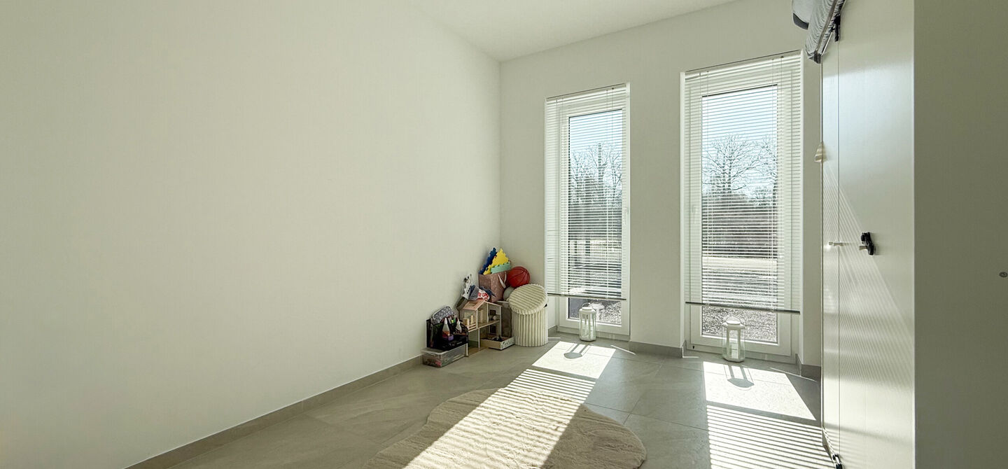 Een moderne nieuwbouwwoning waar ruimte, comfort en kwaliteit perfect samenkomen.
Deze prachtige, volledig afgewerkte halfopen bebouwing biedt u het ideale wooncomfort in een rustige omgeving, gecombineerd met een uitstekende ligging nabij het centrum. Da