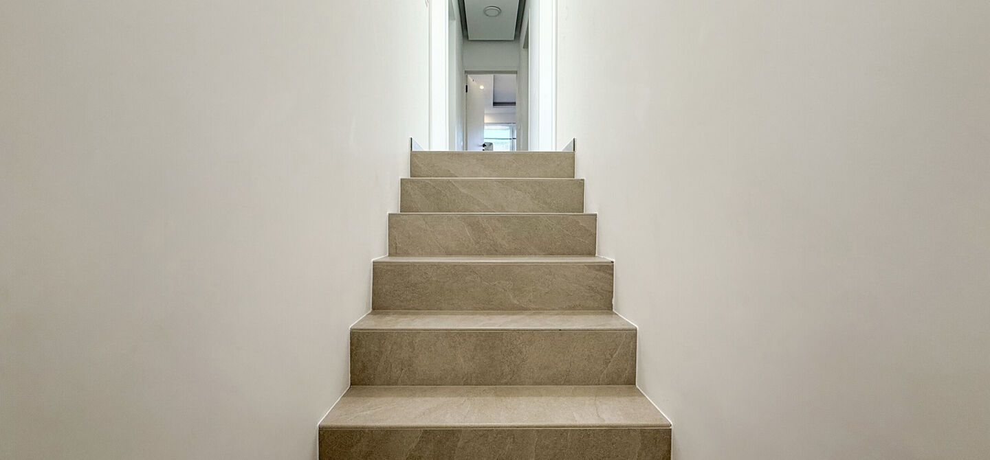 Een moderne nieuwbouwwoning waar ruimte, comfort en kwaliteit perfect samenkomen.
Deze prachtige, volledig afgewerkte halfopen bebouwing biedt u het ideale wooncomfort in een rustige omgeving, gecombineerd met een uitstekende ligging nabij het centrum. Da
