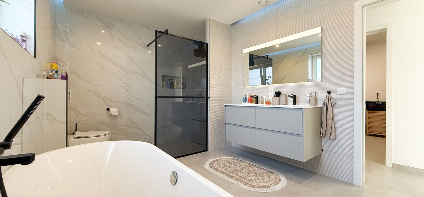 Een moderne nieuwbouwwoning waar ruimte, comfort en kwaliteit perfect samenkomen.
Deze prachtige, volledig afgewerkte halfopen bebouwing biedt u het ideale wooncomfort in een rustige omgeving, gecombineerd met een uitstekende ligging nabij het centrum. Da