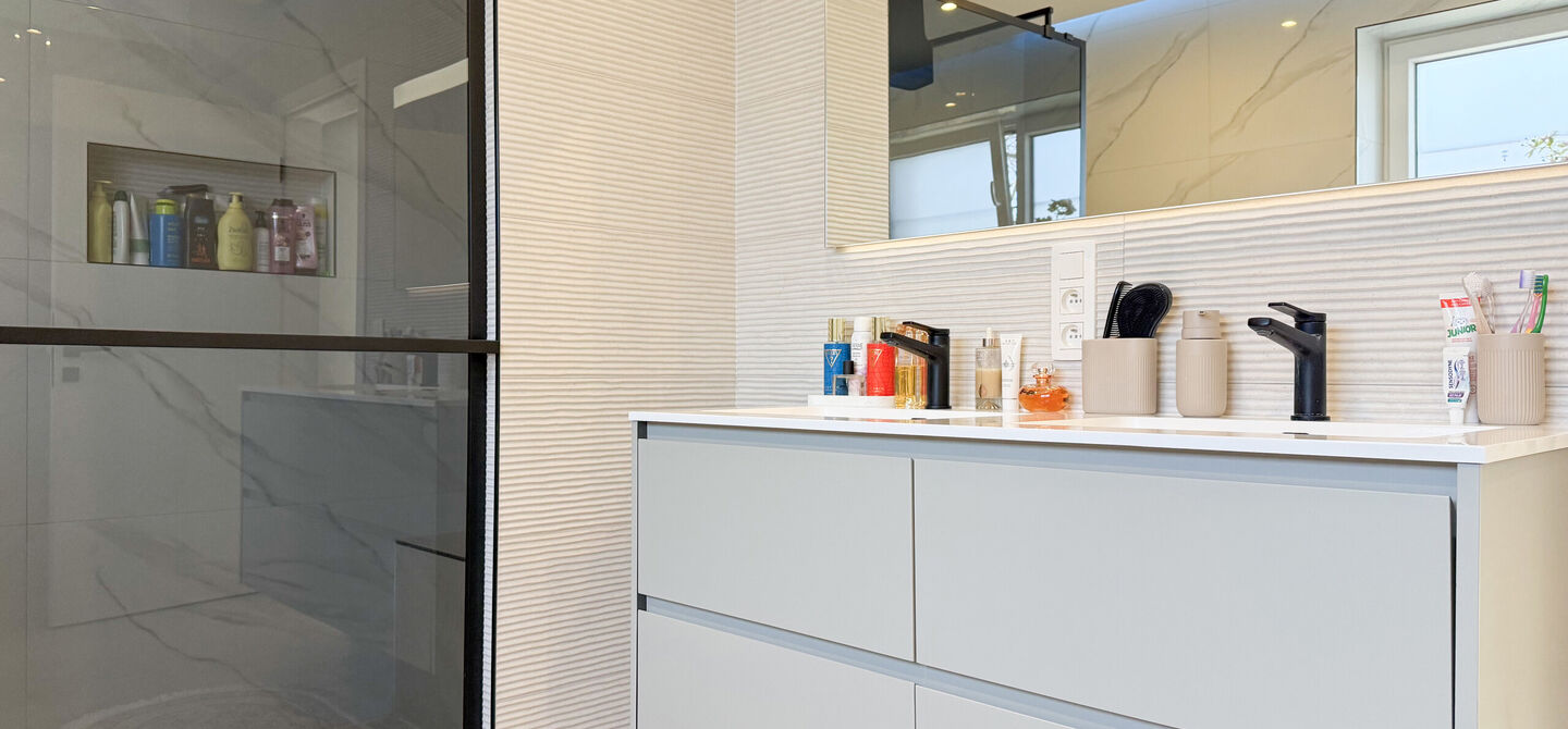 Een moderne nieuwbouwwoning waar ruimte, comfort en kwaliteit perfect samenkomen.
Deze prachtige, volledig afgewerkte halfopen bebouwing biedt u het ideale wooncomfort in een rustige omgeving, gecombineerd met een uitstekende ligging nabij het centrum. Da