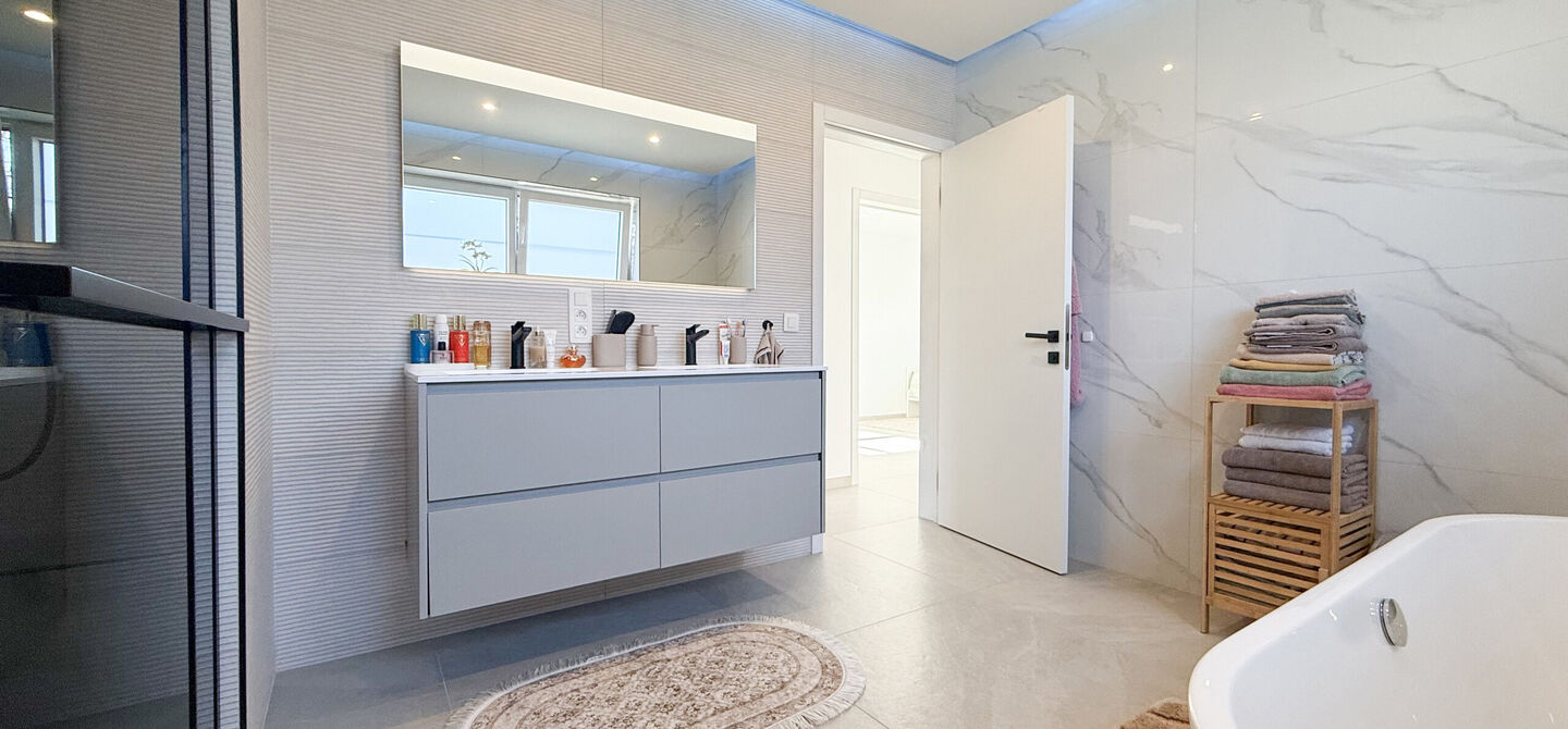 Een moderne nieuwbouwwoning waar ruimte, comfort en kwaliteit perfect samenkomen.
Deze prachtige, volledig afgewerkte halfopen bebouwing biedt u het ideale wooncomfort in een rustige omgeving, gecombineerd met een uitstekende ligging nabij het centrum. Da