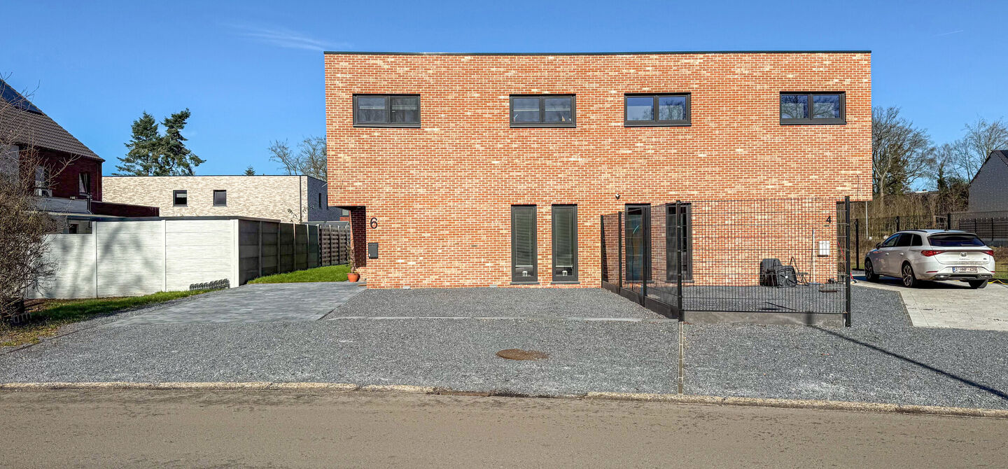 Een moderne nieuwbouwwoning waar ruimte, comfort en kwaliteit perfect samenkomen.
Deze prachtige, volledig afgewerkte halfopen bebouwing biedt u het ideale wooncomfort in een rustige omgeving, gecombineerd met een uitstekende ligging nabij het centrum. Da