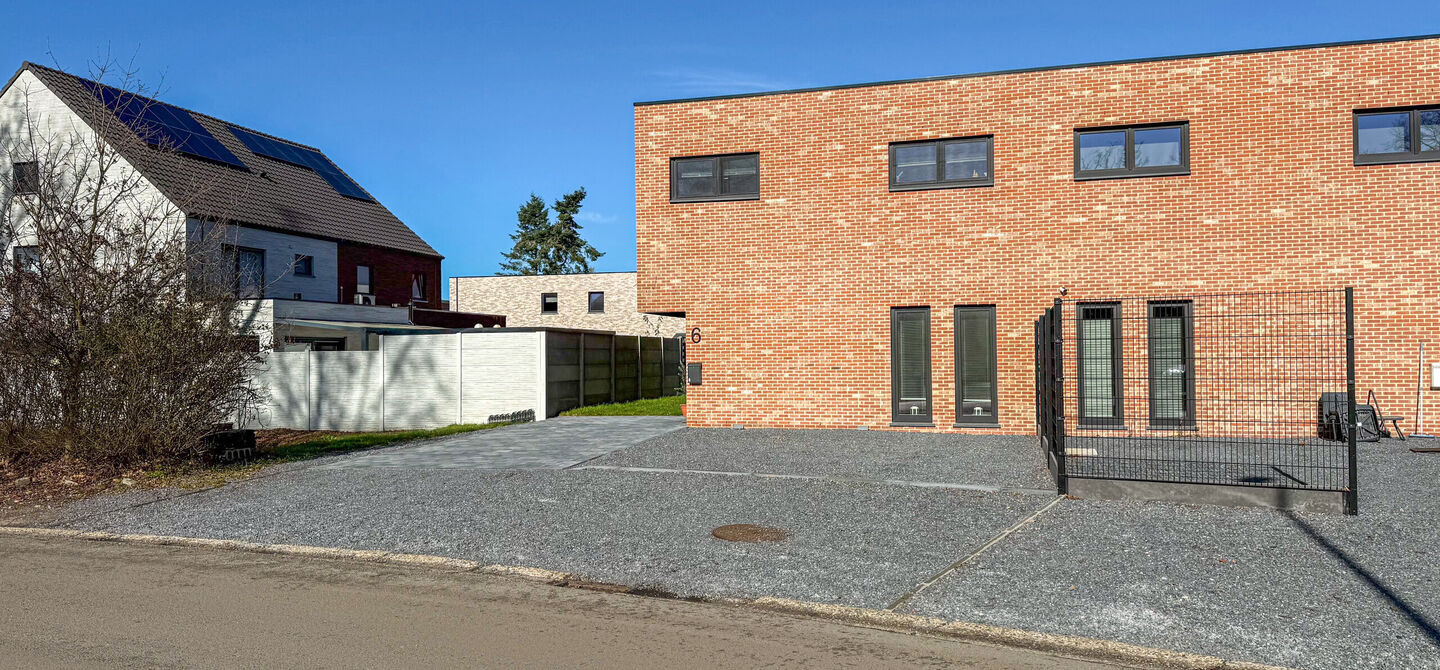 Een moderne nieuwbouwwoning waar ruimte, comfort en kwaliteit perfect samenkomen.
Deze prachtige, volledig afgewerkte halfopen bebouwing biedt u het ideale wooncomfort in een rustige omgeving, gecombineerd met een uitstekende ligging nabij het centrum. Da
