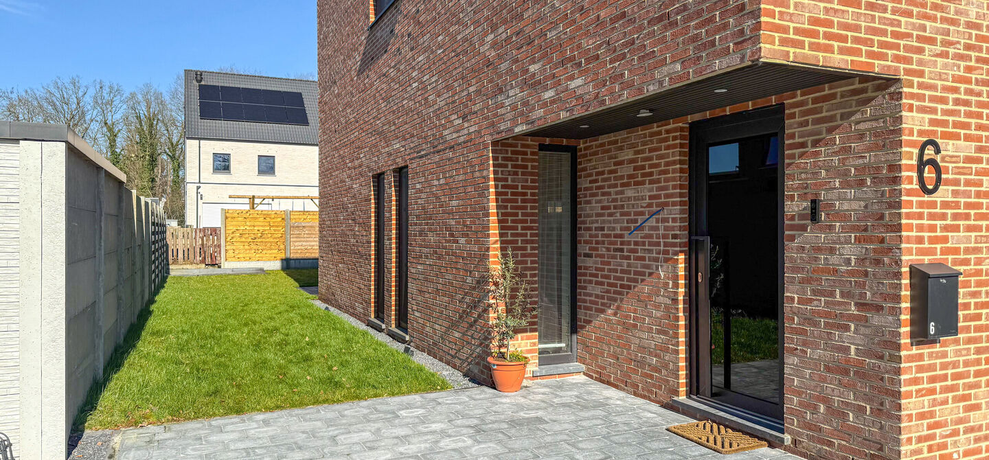Een moderne nieuwbouwwoning waar ruimte, comfort en kwaliteit perfect samenkomen.
Deze prachtige, volledig afgewerkte halfopen bebouwing biedt u het ideale wooncomfort in een rustige omgeving, gecombineerd met een uitstekende ligging nabij het centrum. Da