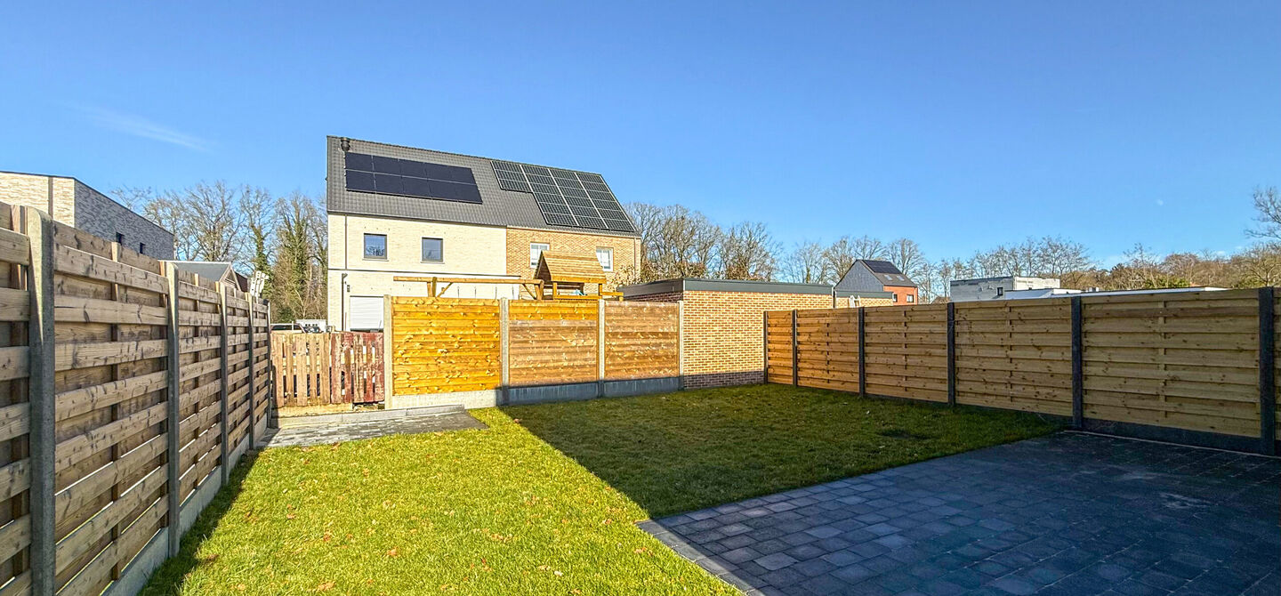 Een moderne nieuwbouwwoning waar ruimte, comfort en kwaliteit perfect samenkomen.
Deze prachtige, volledig afgewerkte halfopen bebouwing biedt u het ideale wooncomfort in een rustige omgeving, gecombineerd met een uitstekende ligging nabij het centrum. Da