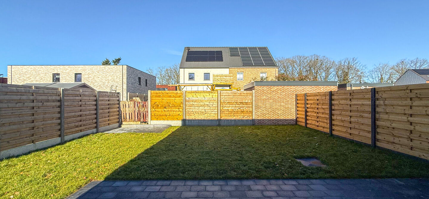 Een moderne nieuwbouwwoning waar ruimte, comfort en kwaliteit perfect samenkomen.
Deze prachtige, volledig afgewerkte halfopen bebouwing biedt u het ideale wooncomfort in een rustige omgeving, gecombineerd met een uitstekende ligging nabij het centrum. Da