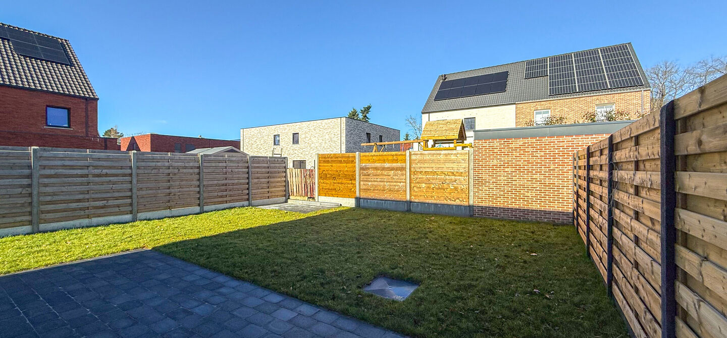 Een moderne nieuwbouwwoning waar ruimte, comfort en kwaliteit perfect samenkomen.
Deze prachtige, volledig afgewerkte halfopen bebouwing biedt u het ideale wooncomfort in een rustige omgeving, gecombineerd met een uitstekende ligging nabij het centrum. Da