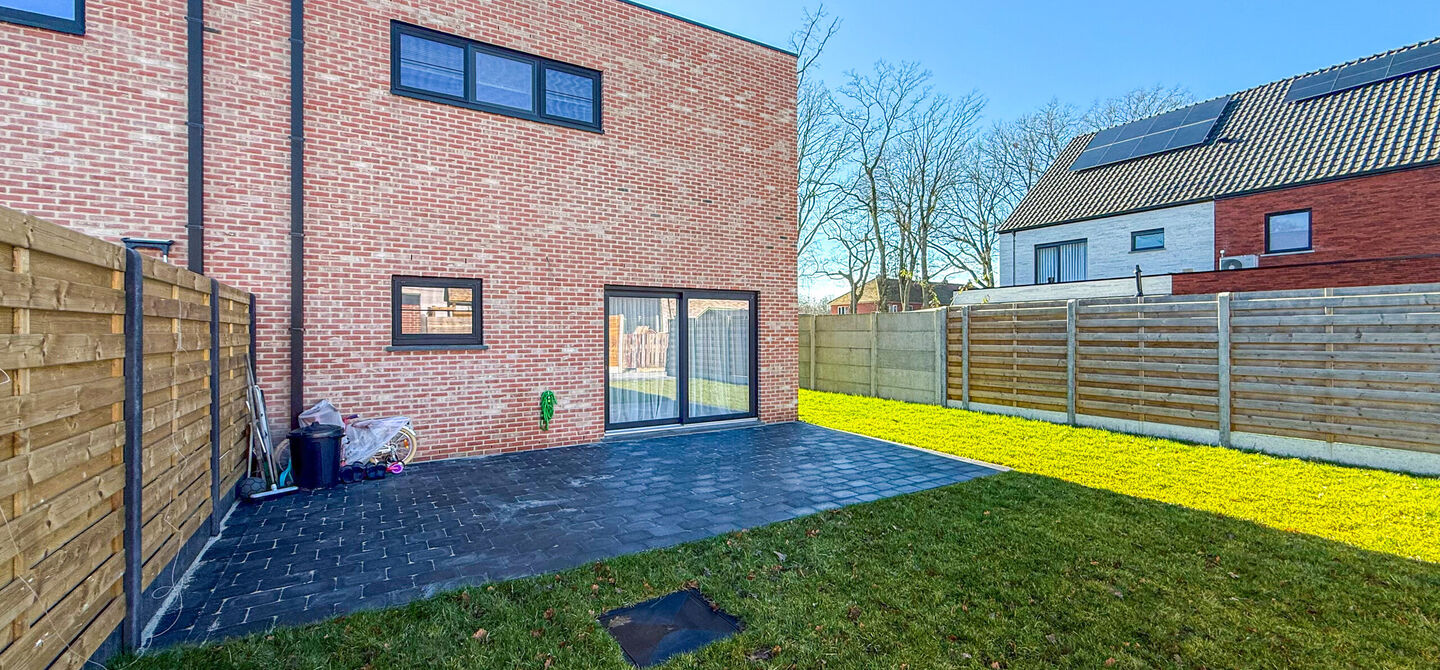 Een moderne nieuwbouwwoning waar ruimte, comfort en kwaliteit perfect samenkomen.
Deze prachtige, volledig afgewerkte halfopen bebouwing biedt u het ideale wooncomfort in een rustige omgeving, gecombineerd met een uitstekende ligging nabij het centrum. Da