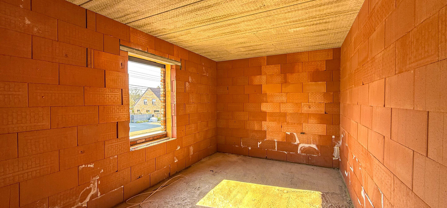 Landelijke nieuwbouwwoning  in ruwbouw-winddichtstaat met 4 a 5 slpks op 7 are, gunstig gelegen te Tessenderlo !

Deze praktische halfopen woning (linkerzijde)biedt veel potentieel dankzij de extra zolderverdieping!
De woning heeft een bewoonbare oppervla