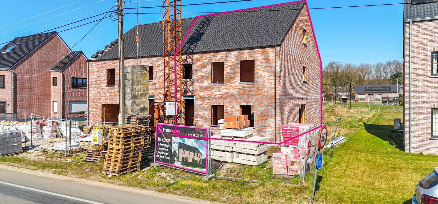 Landelijke nieuwbouwwoning  in ruwbouw-winddichtstaat met 4 a 5 slpks op 7 are, gunstig gelegen te Tessenderlo !

Deze praktische halfopen woning (rechterzijde)biedt veel potentieel dankzij de extra zolderverdieping!
De woning heeft een bewoonbare oppervl