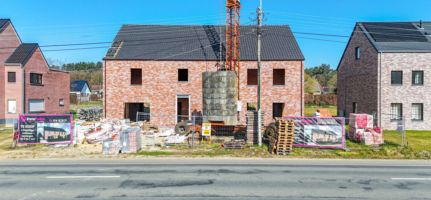 Landelijke nieuwbouwwoning  in ruwbouw-winddichtstaat met 4 a 5 slpks op 7 are, gunstig gelegen te Tessenderlo !

Deze praktische halfopen woning (rechterzijde)biedt veel potentieel dankzij de extra zolderverdieping!
De woning heeft een bewoonbare oppervl