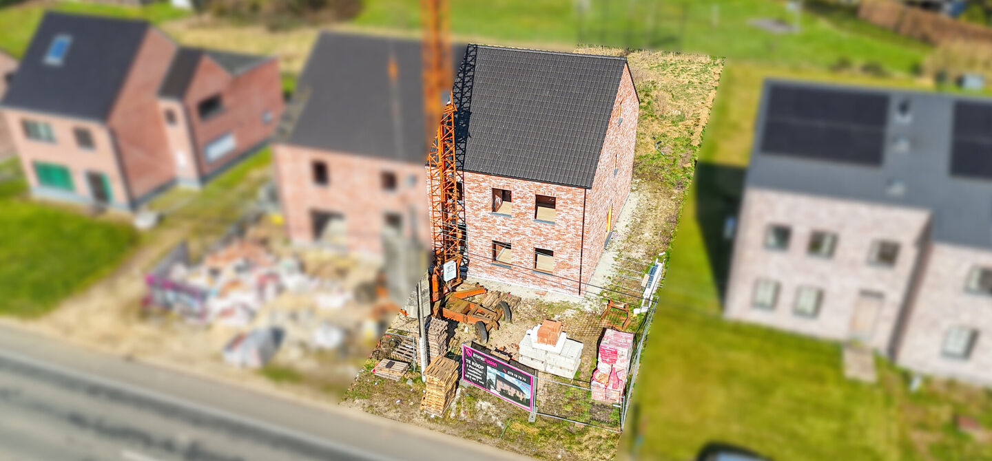 Landelijke nieuwbouwwoning  in ruwbouw-winddichtstaat met 4 a 5 slpks op 7 are, gunstig gelegen te Tessenderlo !

Deze praktische halfopen woning (rechterzijde)biedt veel potentieel dankzij de extra zolderverdieping!
De woning heeft een bewoonbare oppervl