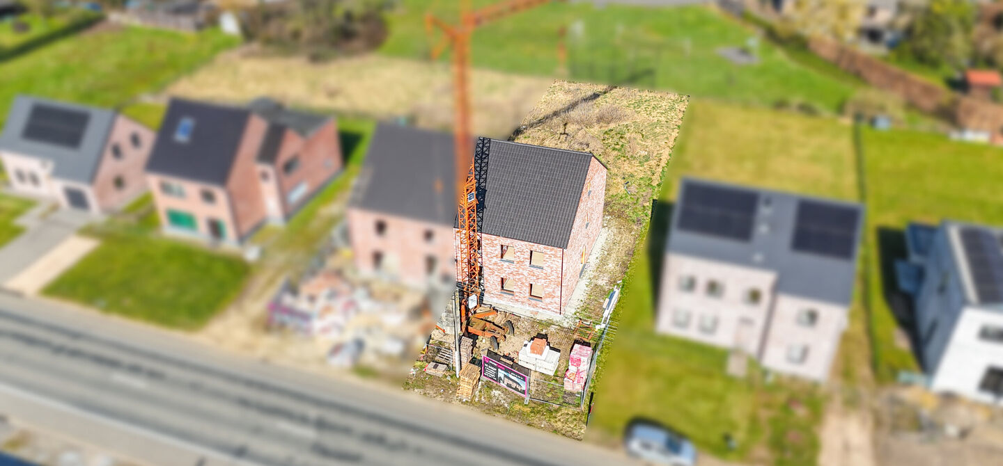 Landelijke nieuwbouwwoning  in ruwbouw-winddichtstaat met 4 a 5 slpks op 7 are, gunstig gelegen te Tessenderlo !

Deze praktische halfopen woning (rechterzijde)biedt veel potentieel dankzij de extra zolderverdieping!
De woning heeft een bewoonbare oppervl