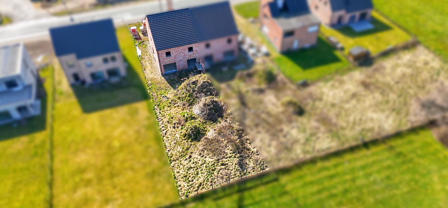 Landelijke nieuwbouwwoning  in ruwbouw-winddichtstaat met 4 a 5 slpks op 7 are, gunstig gelegen te Tessenderlo !

Deze praktische halfopen woning (rechterzijde)biedt veel potentieel dankzij de extra zolderverdieping!
De woning heeft een bewoonbare oppervl