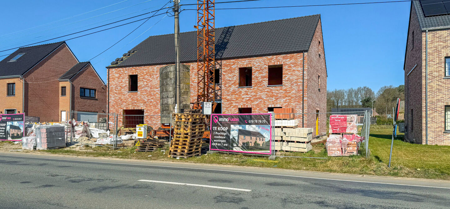 Landelijke nieuwbouwwoning  in ruwbouw-winddichtstaat met 4 a 5 slpks op 7 are, gunstig gelegen te Tessenderlo !

Deze praktische halfopen woning (rechterzijde)biedt veel potentieel dankzij de extra zolderverdieping!
De woning heeft een bewoonbare oppervl