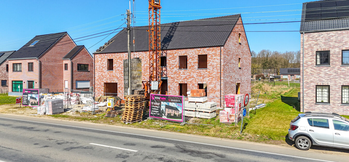 Landelijke nieuwbouwwoning  in ruwbouw-winddichtstaat met 4 a 5 slpks op 7 are, gunstig gelegen te Tessenderlo !

Deze praktische halfopen woning (rechterzijde)biedt veel potentieel dankzij de extra zolderverdieping!
De woning heeft een bewoonbare oppervl