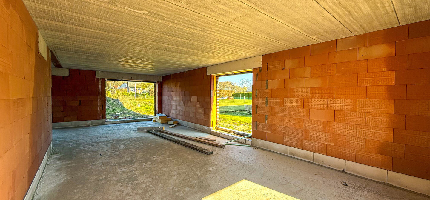 Landelijke nieuwbouwwoning  in ruwbouw-winddichtstaat met 4 a 5 slpks op 7 are, gunstig gelegen te Tessenderlo !

Deze praktische halfopen woning (rechterzijde)biedt veel potentieel dankzij de extra zolderverdieping!
De woning heeft een bewoonbare oppervl