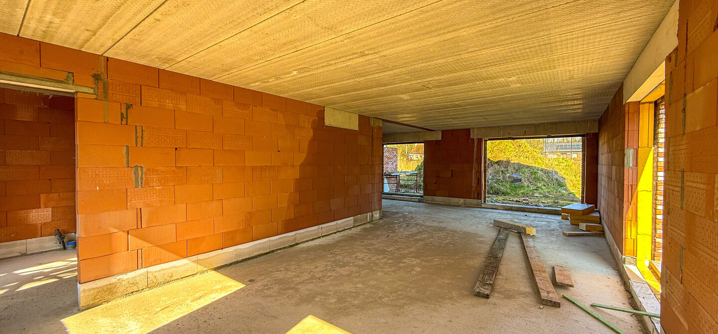 Landelijke nieuwbouwwoning  in ruwbouw-winddichtstaat met 4 a 5 slpks op 7 are, gunstig gelegen te Tessenderlo !

Deze praktische halfopen woning (rechterzijde)biedt veel potentieel dankzij de extra zolderverdieping!
De woning heeft een bewoonbare oppervl