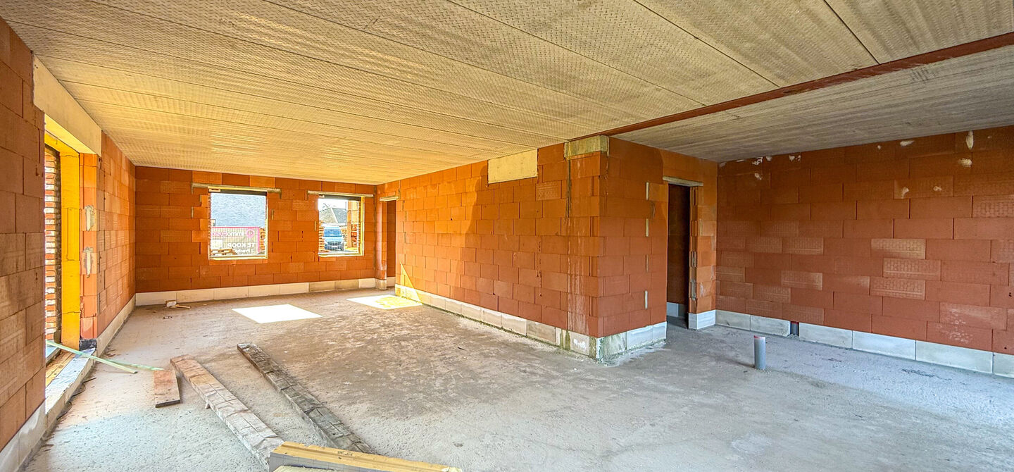 Landelijke nieuwbouwwoning  in ruwbouw-winddichtstaat met 4 a 5 slpks op 7 are, gunstig gelegen te Tessenderlo !

Deze praktische halfopen woning (rechterzijde)biedt veel potentieel dankzij de extra zolderverdieping!
De woning heeft een bewoonbare oppervl