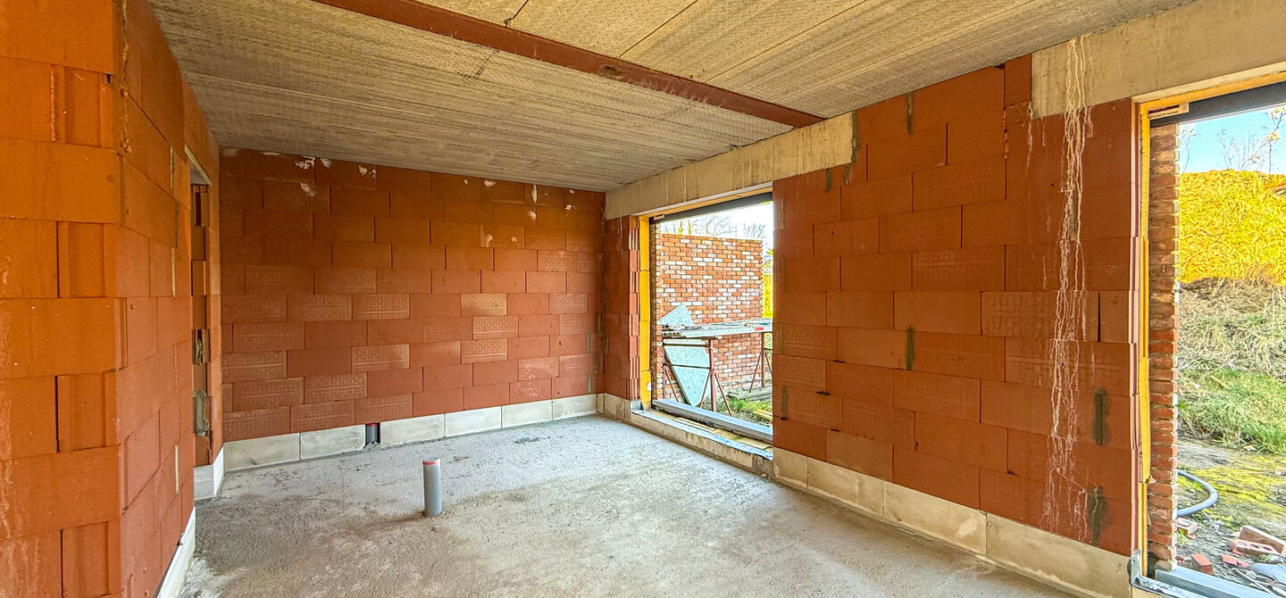 Landelijke nieuwbouwwoning  in ruwbouw-winddichtstaat met 4 a 5 slpks op 7 are, gunstig gelegen te Tessenderlo !

Deze praktische halfopen woning (rechterzijde)biedt veel potentieel dankzij de extra zolderverdieping!
De woning heeft een bewoonbare oppervl