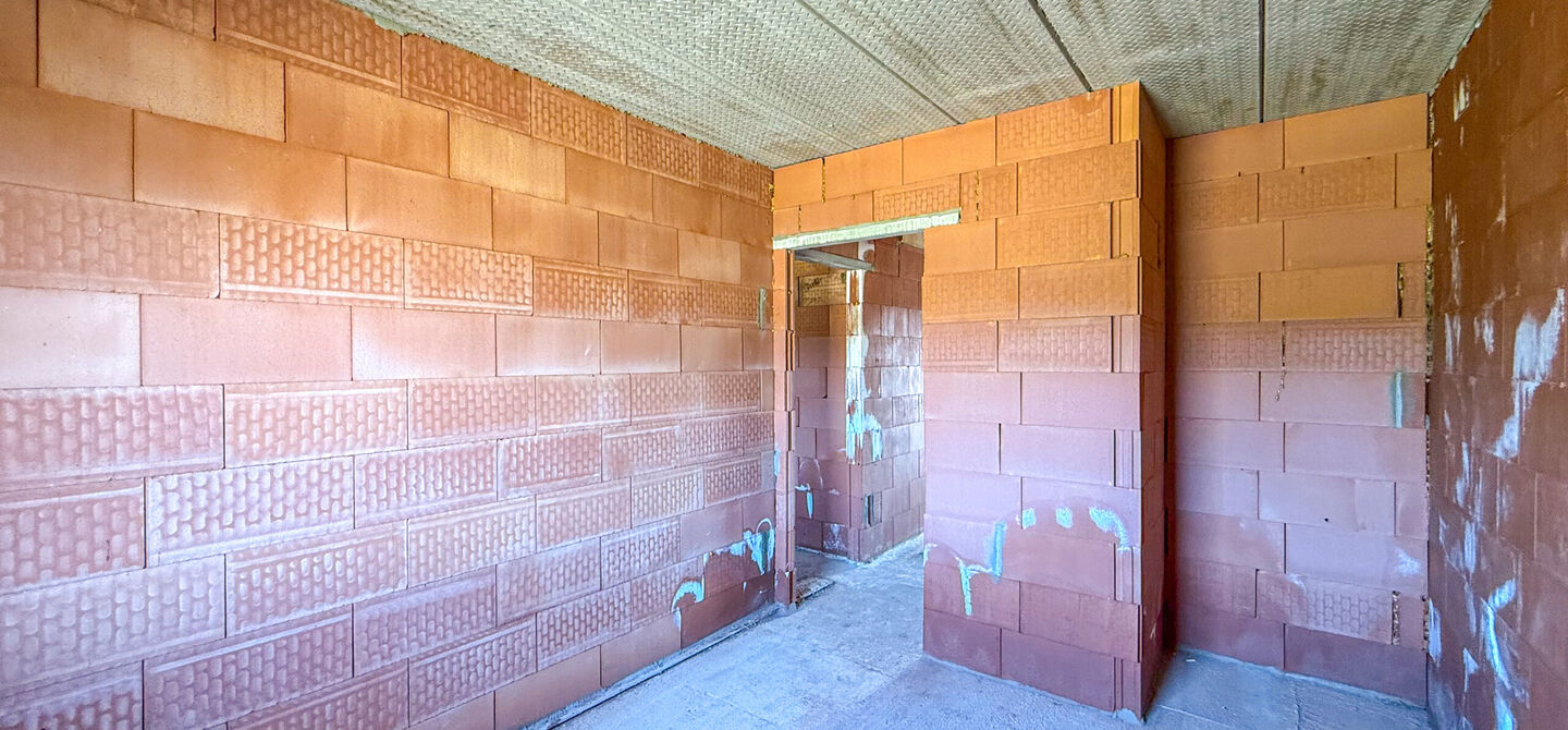 Landelijke nieuwbouwwoning  in ruwbouw-winddichtstaat met 4 a 5 slpks op 7 are, gunstig gelegen te Tessenderlo !

Deze praktische halfopen woning (rechterzijde)biedt veel potentieel dankzij de extra zolderverdieping!
De woning heeft een bewoonbare oppervl