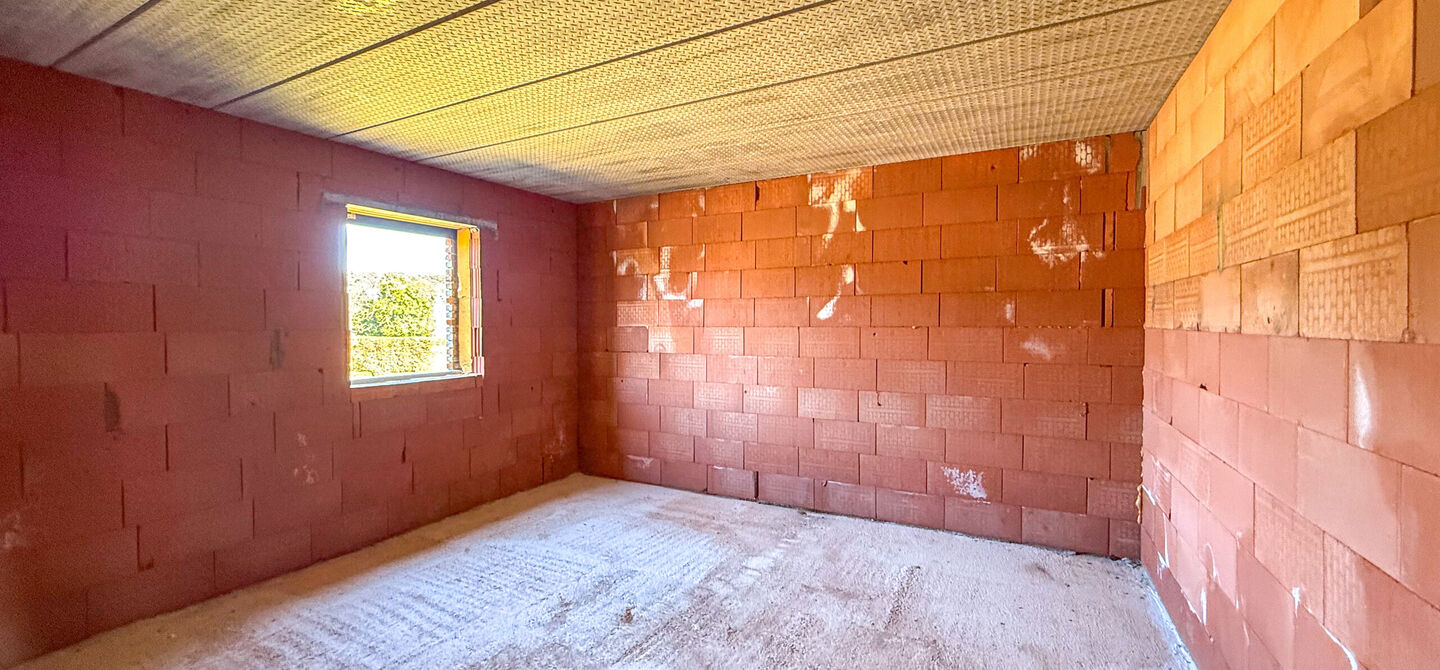 Landelijke nieuwbouwwoning  in ruwbouw-winddichtstaat met 4 a 5 slpks op 7 are, gunstig gelegen te Tessenderlo !

Deze praktische halfopen woning (rechterzijde)biedt veel potentieel dankzij de extra zolderverdieping!
De woning heeft een bewoonbare oppervl