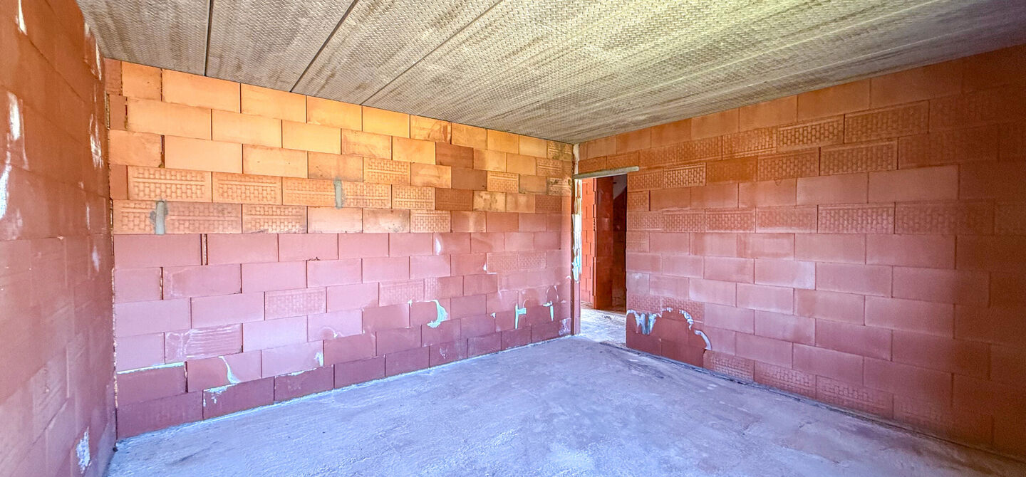 Landelijke nieuwbouwwoning  in ruwbouw-winddichtstaat met 4 a 5 slpks op 7 are, gunstig gelegen te Tessenderlo !

Deze praktische halfopen woning (rechterzijde)biedt veel potentieel dankzij de extra zolderverdieping!
De woning heeft een bewoonbare oppervl