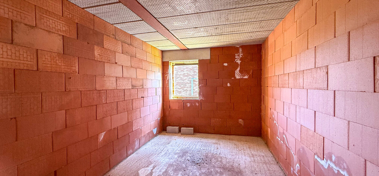 Landelijke nieuwbouwwoning  in ruwbouw-winddichtstaat met 4 a 5 slpks op 7 are, gunstig gelegen te Tessenderlo !

Deze praktische halfopen woning (rechterzijde)biedt veel potentieel dankzij de extra zolderverdieping!
De woning heeft een bewoonbare oppervl