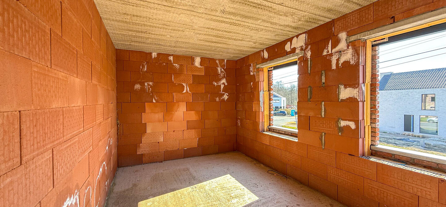 Landelijke nieuwbouwwoning  in ruwbouw-winddichtstaat met 4 a 5 slpks op 7 are, gunstig gelegen te Tessenderlo !

Deze praktische halfopen woning (rechterzijde)biedt veel potentieel dankzij de extra zolderverdieping!
De woning heeft een bewoonbare oppervl