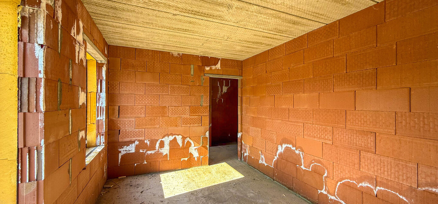 Landelijke nieuwbouwwoning  in ruwbouw-winddichtstaat met 4 a 5 slpks op 7 are, gunstig gelegen te Tessenderlo !

Deze praktische halfopen woning (rechterzijde)biedt veel potentieel dankzij de extra zolderverdieping!
De woning heeft een bewoonbare oppervl