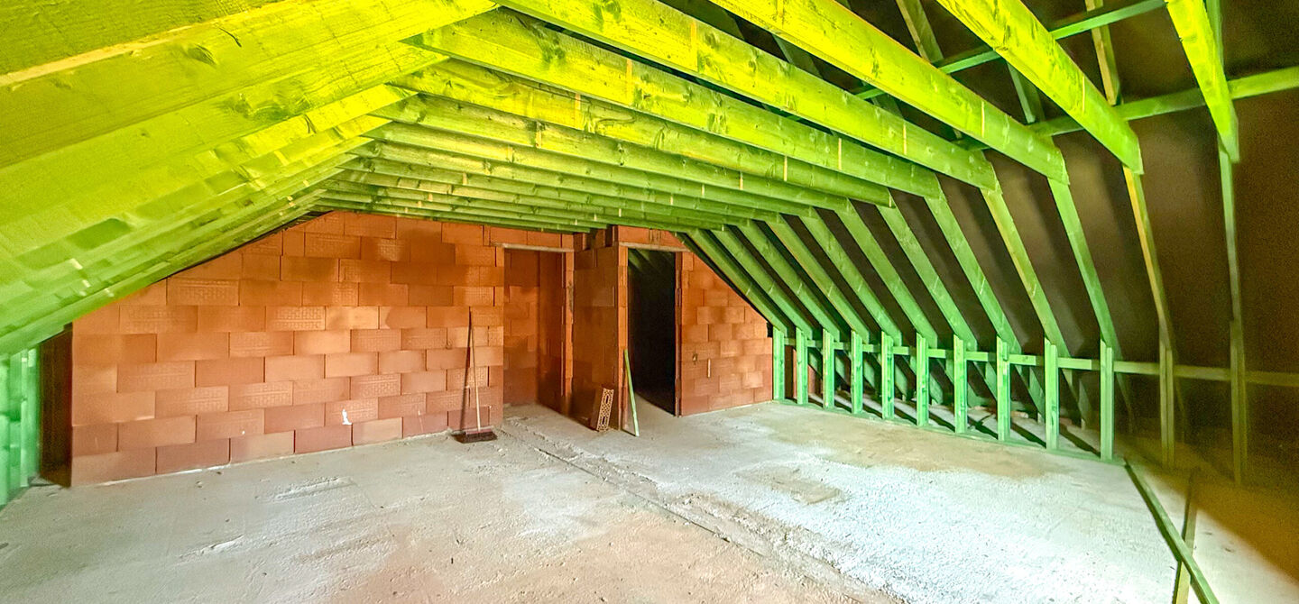 Landelijke nieuwbouwwoning  in ruwbouw-winddichtstaat met 4 a 5 slpks op 7 are, gunstig gelegen te Tessenderlo !

Deze praktische halfopen woning (rechterzijde)biedt veel potentieel dankzij de extra zolderverdieping!
De woning heeft een bewoonbare oppervl