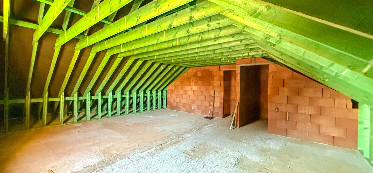 Landelijke nieuwbouwwoning  in ruwbouw-winddichtstaat met 4 a 5 slpks op 7 are, gunstig gelegen te Tessenderlo !

Deze praktische halfopen woning (rechterzijde)biedt veel potentieel dankzij de extra zolderverdieping!
De woning heeft een bewoonbare oppervl