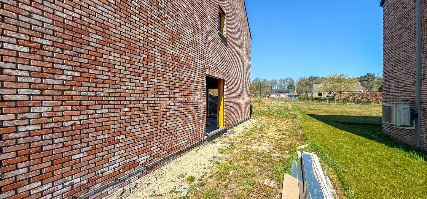 Landelijke nieuwbouwwoning  in ruwbouw-winddichtstaat met 4 a 5 slpks op 7 are, gunstig gelegen te Tessenderlo !

Deze praktische halfopen woning (rechterzijde)biedt veel potentieel dankzij de extra zolderverdieping!
De woning heeft een bewoonbare oppervl