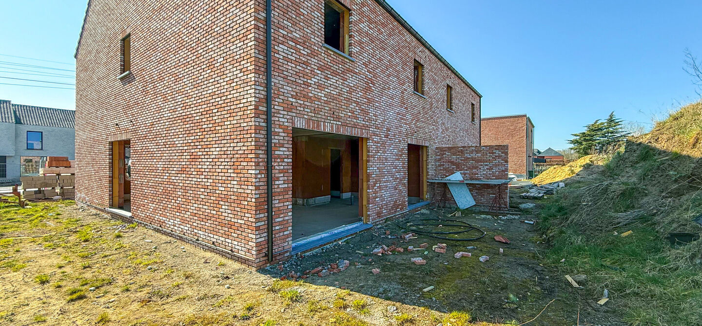 Landelijke nieuwbouwwoning  in ruwbouw-winddichtstaat met 4 a 5 slpks op 7 are, gunstig gelegen te Tessenderlo !

Deze praktische halfopen woning (rechterzijde)biedt veel potentieel dankzij de extra zolderverdieping!
De woning heeft een bewoonbare oppervl