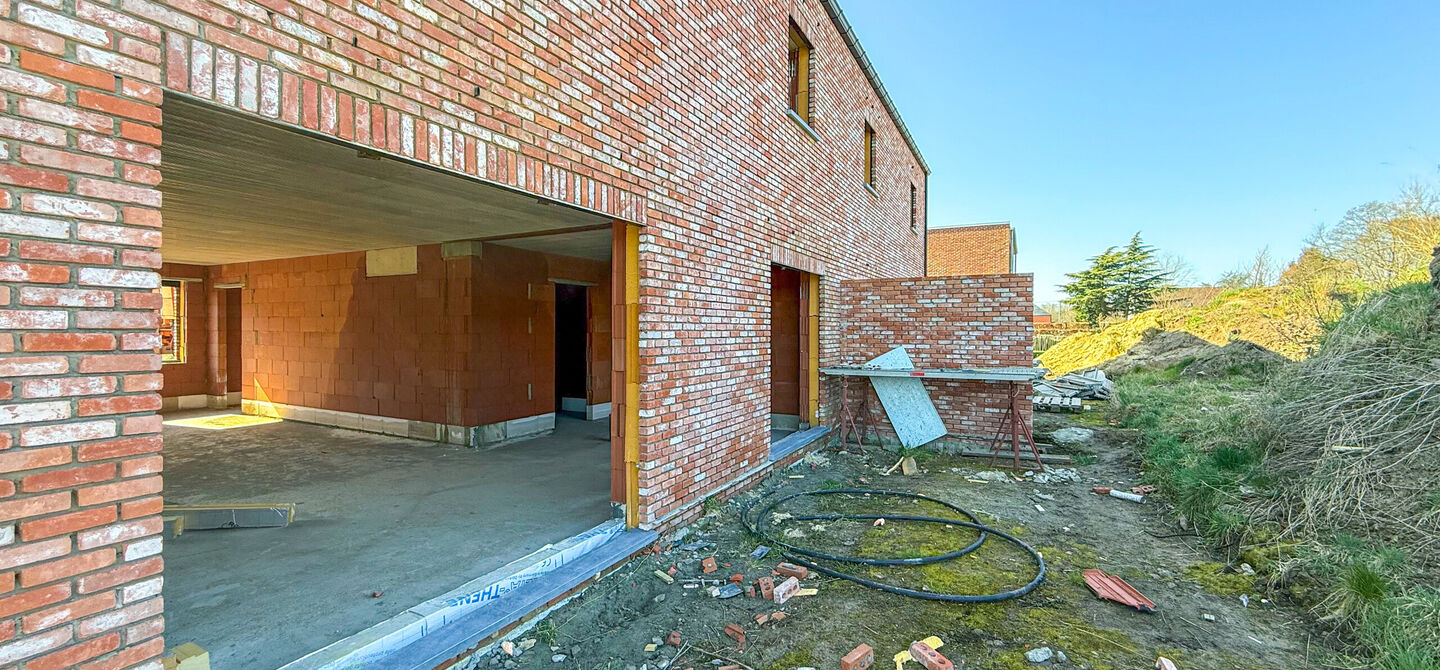 Landelijke nieuwbouwwoning  in ruwbouw-winddichtstaat met 4 a 5 slpks op 7 are, gunstig gelegen te Tessenderlo !

Deze praktische halfopen woning (rechterzijde)biedt veel potentieel dankzij de extra zolderverdieping!
De woning heeft een bewoonbare oppervl