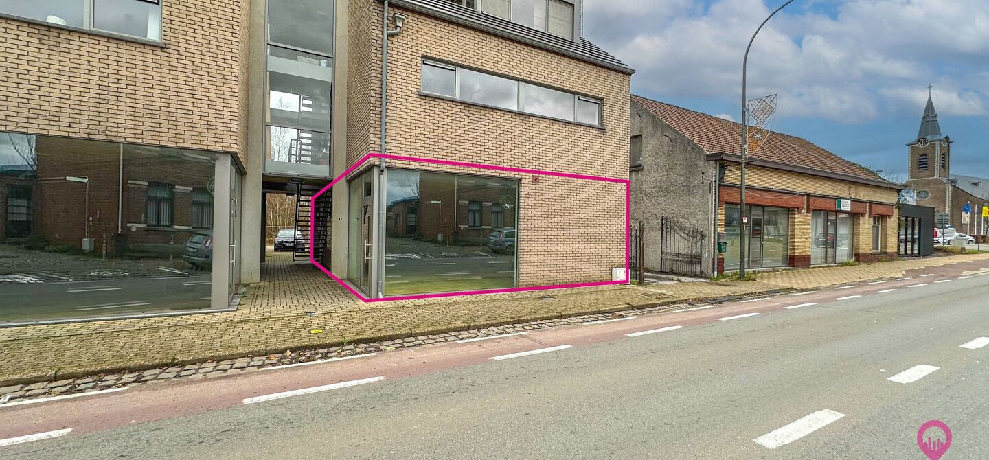 Uitstekend gelegen handelspand in hartje Koersel!
Dit handelspand bestaat op dit moment uit een makkelijk in te delen rechthoek. Aan de voorzijde is het pand 7,5m breed, de diepte bedraagt 18m. We spreken hier dus over 135m² bruikbare oppervlakte. Deze