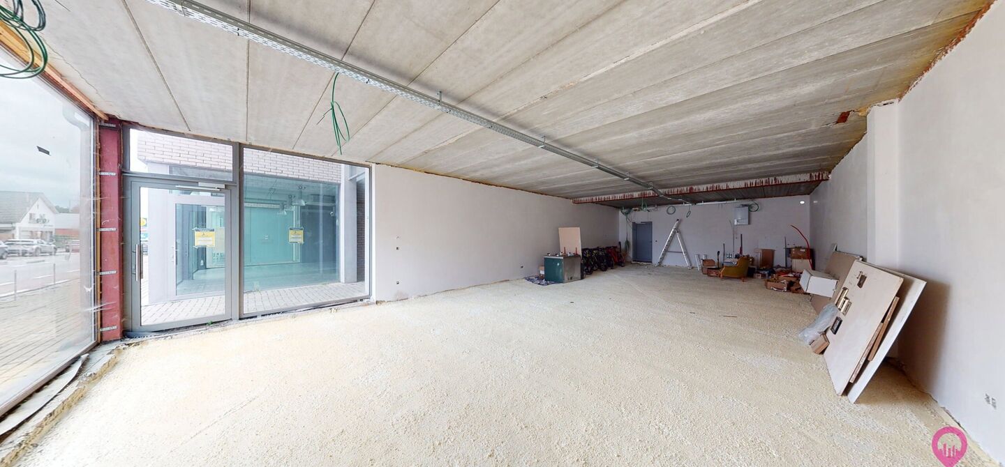 Uitstekend gelegen handelspand in hartje Koersel!
Dit handelspand bestaat op dit moment uit een makkelijk in te delen rechthoek. Aan de voorzijde is het pand 7,5m breed, de diepte bedraagt 18m. We spreken hier dus over 135m² bruikbare oppervlakte. Deze