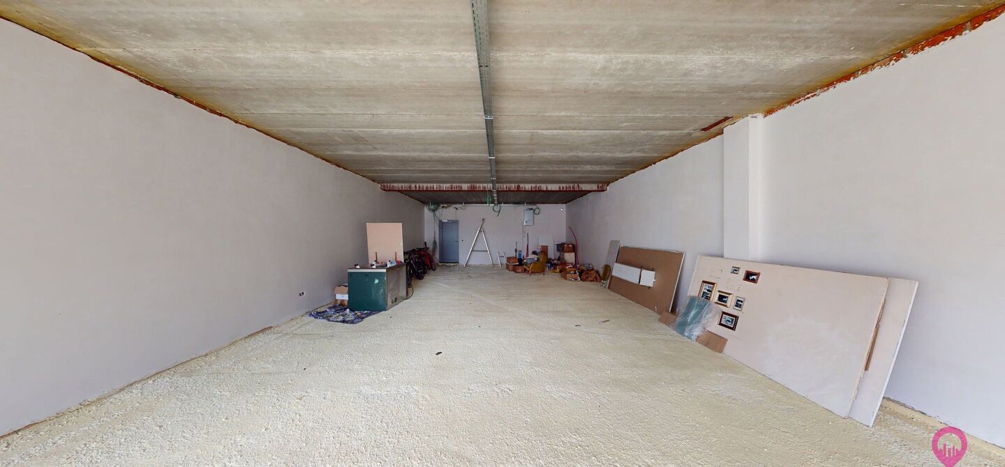 Uitstekend gelegen handelspand in hartje Koersel!
Dit handelspand bestaat op dit moment uit een makkelijk in te delen rechthoek. Aan de voorzijde is het pand 7,5m breed, de diepte bedraagt 18m. We spreken hier dus over 135m² bruikbare oppervlakte. Deze