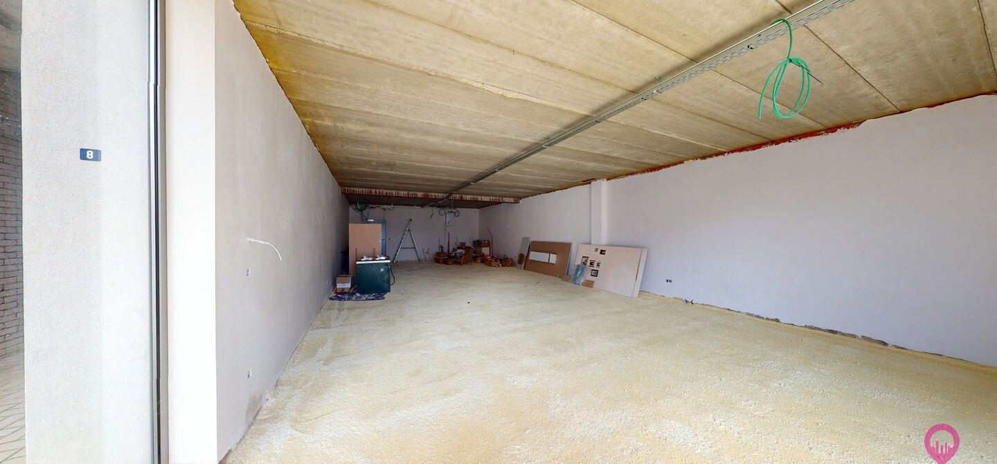 Uitstekend gelegen handelspand in hartje Koersel!
Dit handelspand bestaat op dit moment uit een makkelijk in te delen rechthoek. Aan de voorzijde is het pand 7,5m breed, de diepte bedraagt 18m. We spreken hier dus over 135m² bruikbare oppervlakte. Deze