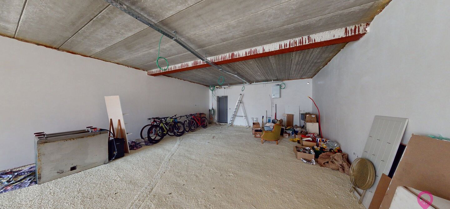 Uitstekend gelegen handelspand in hartje Koersel!
Dit handelspand bestaat op dit moment uit een makkelijk in te delen rechthoek. Aan de voorzijde is het pand 7,5m breed, de diepte bedraagt 18m. We spreken hier dus over 135m² bruikbare oppervlakte. Deze